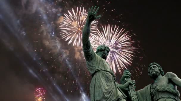 Minin e Pojarsky monumento (è stato eretto nel 1818) e fuochi d'artificio, Piazza Rossa a Mosca, Russia — Video Stock