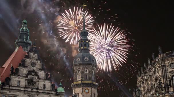 Hofkirche ou cathédrale de la Sainte Trinité et feux d'artifice de vacances - église baroque à Dresde, Sachsen, Allemagne — Video