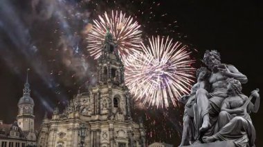 Barok kilise Dresden, Sachsen, Germany üzerinde Brühl Teras ve Hofkirche veya Holy Trinity Katedrali ve tatil havai fişek - heykel 