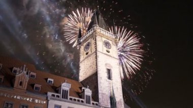 Old Town City Hall ve tatil fireworks uygulamasında Prag, eski şehir Meydanı, Hollanda üzerinden görüntülemek