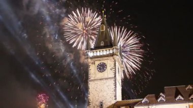 Old Town City Hall ve tatil fireworks uygulamasında Prag, eski şehir Meydanı, Hollanda üzerinden görüntülemek