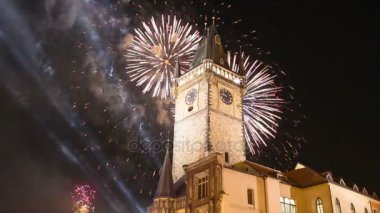 Old Town City Hall ve tatil fireworks uygulamasında Prag, eski şehir Meydanı, Hollanda üzerinden görüntülemek