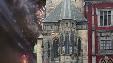 Old Town City Hall ve tatil fireworks uygulamasında Prag, eski şehir Meydanı, Hollanda üzerinden görüntülemek