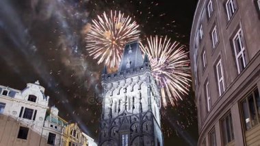 Toz Kulesi (kapısı) ve tatil fireworks uygulamasında Prag, Çek Republic.It orijinal şehir kapıları, geri 11. yüzyıldan kalma biridir. Prague Old Town önde gelen semboller biridir 