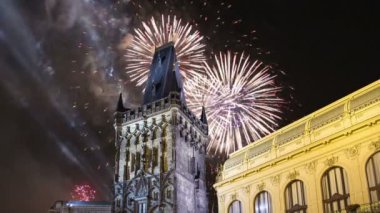 Toz Kulesi (kapısı) ve tatil fireworks uygulamasında Prag, Çek Republic.It orijinal şehir kapıları, geri 11. yüzyıldan kalma biridir. Prague Old Town önde gelen semboller biridir 