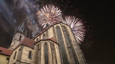 Anne Gotik Kilisesi Tanrı önünde Tyn, eski şehir Meydanı ve tatil Fireworks uygulamasında, Prague, Çek Cumhuriyeti  