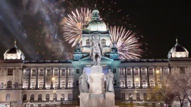 Wenceslas Meydanı'na ve tatil havai fişek New Town, Prague, Çek Cumhuriyeti için gece görünümü  