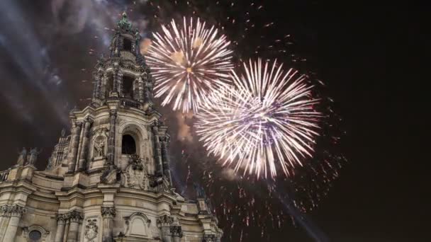 Hofkirche of kathedraal van de Heilige Drievuldigheid en vakantie vuurwerk - barokke kerk in Dresden, Saksen, Duitsland — Stockvideo