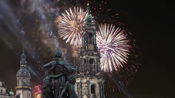Socha v Bruhl terasa a Hofkirche nebo katedrála Nejsvětější trojice a svátek ohňostrojů - barokní kostel v Drážďany, Sachsen, Německo — Stock video