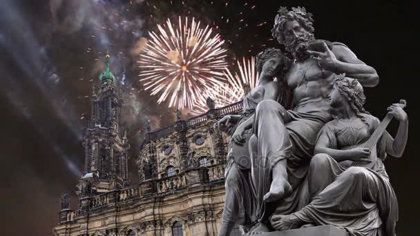 Escultura en la terraza Bruhl y Hofkirche o Catedral de la Santísima Trinidad y fuegos artificiales de vacaciones - iglesia barroca en Dresde, Sachsen, Alemania — Vídeos de Stock