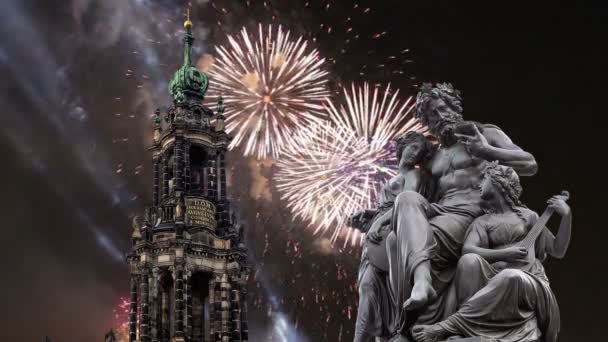 Γλυπτική στα πυροτεχνήματα Bruhl βεράντα και Hofkirche ή τον καθεδρικό ναό της Αγίας Τριάδας και διακοπών - μπαρόκ εκκλησία στη Δρέσδη, Σαξονία, Γερμανία — Αρχείο Βίντεο