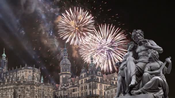 Skulptur på Brühl terrass och Hofkirche eller katedralen av treenigheten och holiday fyrverkerier - barockkyrkan i Dresden, Sachsen, Tyskland — Stockvideo