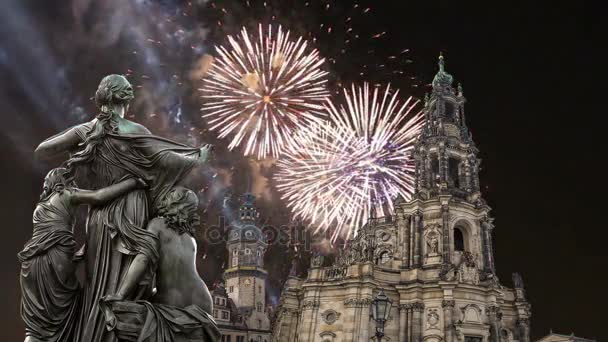 Escultura en la terraza Bruhl y Hofkirche o Catedral de la Santísima Trinidad y fuegos artificiales de vacaciones - iglesia barroca en Dresde, Sachsen, Alemania — Vídeos de Stock