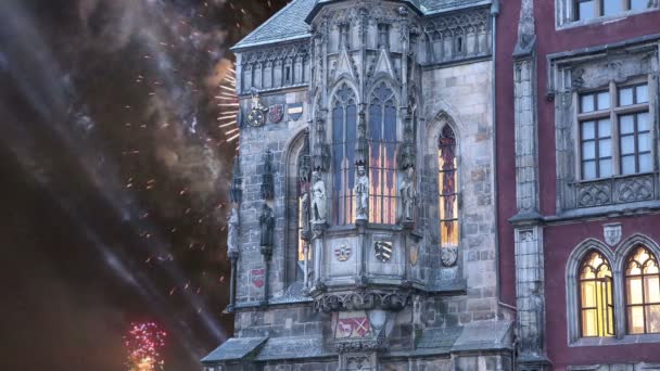Widok z ratusza i wakacje pokaz sztucznych ogni w Pradze, od starego miasta, Republika Czeska — Wideo stockowe