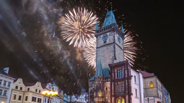 町市庁舎とプラハの休日花火見るチェコ共和国、旧市街広場から — ストック動画