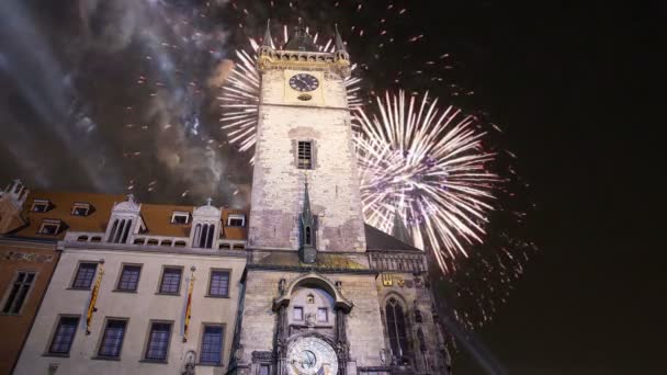 Municipio della Città Vecchia e fuochi d'artificio festivi a Praga, vista dalla Piazza della Città Vecchia, Repubblica Ceca — Video Stock