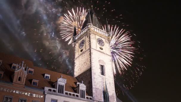 Oude stad stadhuis en vakantie vuurwerk in Praag, bekijken van Old Town Square, Tsjechië — Stockvideo