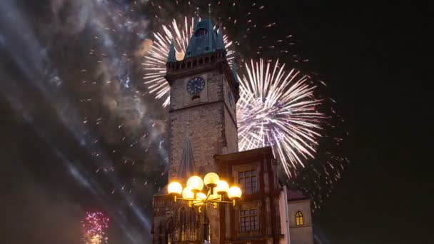 Old Town City Hall och holiday fyrverkerier i Prag, Visa från torget i gamla stan, Tjeckien — Stockvideo