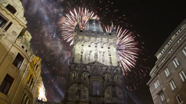 Torre de pó (portão) e fogos de artifício de férias em Praga, República Tcheca. É um dos portões originais da cidade, que remonta ao século XI. É um dos símbolos de Praga que levam à Cidade Velha — Vídeo de Stock