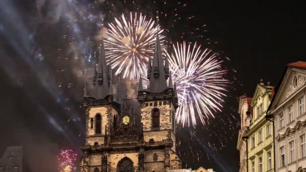 A Igreja gótica da Mãe de Deus em frente a Tyn na Praça da Cidade Velha e fogos de artifício de férias, Praga, República Checa — Vídeo de Stock