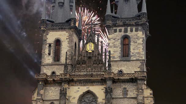 Die gotische Muttergottes-Kirche vor dem Tyn auf dem Altstadtplatz und Feiertagsfeuerwerk, Prag, Tschechische Republik — Stockvideo
