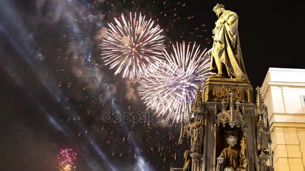 Estatua de bronce de Carlos IV y fuegos artificiales de vacaciones en Praga, República Checa — Vídeo de stock