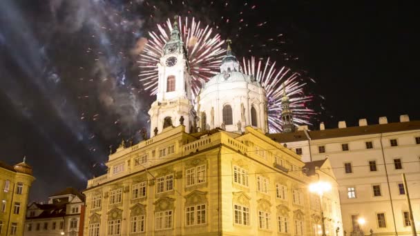 Εκκλησία Νικολάου Mala Strana ή μικρότερη πλευρά και διακοπές πυροτεχνήματα, όμορφο παλαιό μέρος της Πράγας, Δημοκρατία της Τσεχίας (Night view) — Αρχείο Βίντεο
