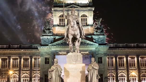 Vue de nuit de la place Venceslas et feux d'artifice de vacances dans la nouvelle ville de Prague, République tchèque — Video