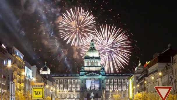 Nachtansicht des Wenzelsplatzes und Feiertagsfeuerwerk in der neuen Stadt Prag, Tschechische Republik — Stockvideo