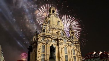 Dresden Frauenkirche (kelimenin tam anlamıyla kilise Our Lady) ve tatil fireworks--bir Lutheran Almanya'nın Dresden kentinde kilise olduğunu 