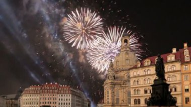 Dresden Frauenkirche (kelimenin tam anlamıyla kilise Our Lady) ve tatil fireworks--bir Lutheran Almanya'nın Dresden kentinde kilise olduğunu 