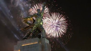 Ünlü Sovyet anıt Rabochiy ben Kolkhoznitsa (işçi ve Kolhoz kadın ya da işçi ve toplu çiftçi) heykeltıraş Vera Mukhina ve Fireworks uygulamasında, Moskova, Rusya Federasyonu. 1937 yılında yapılan