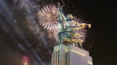 Ünlü Sovyet anıt Rabochiy ben Kolkhoznitsa (işçi ve Kolhoz kadın ya da işçi ve toplu çiftçi) heykeltıraş Vera Mukhina ve Fireworks uygulamasında, Moskova, Rusya Federasyonu. 1937 yılında yapılan