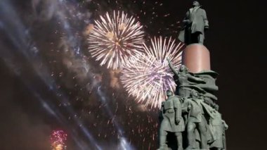 Anıt görünümünü ot Vladimir Lenin (1985, heykeltıraş Kerbel ve mimar Makarevich) ve Fireworks uygulamasında, Moskova şehir merkezi (Kaluzhskaya Meydanı), Rusya Federasyonu. Popüler Simgesel Yapı  