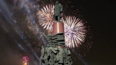 Anıt görünümünü ot Vladimir Lenin (1985, heykeltıraş Kerbel ve mimar Makarevich) ve Fireworks uygulamasında, Moskova şehir merkezi (Kaluzhskaya Meydanı), Rusya Federasyonu. Popüler Simgesel Yapı  