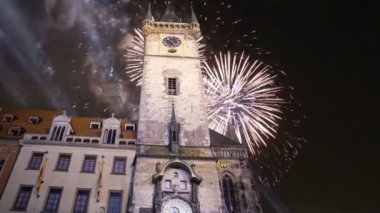 Old Town City Hall ve tatil fireworks uygulamasında Prag, eski şehir Meydanı, Hollanda üzerinden görüntülemek