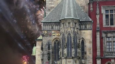 Old Town City Hall ve tatil fireworks uygulamasında Prag, eski şehir Meydanı, Hollanda üzerinden görüntülemek