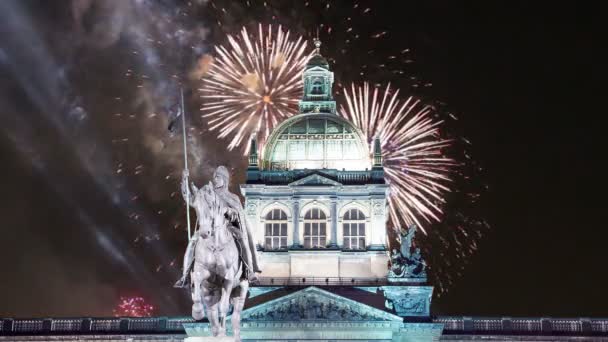 Νυχτερινή θέα στην πλατεία Wenceslas και διακοπών πυροτεχνήματα σε η νέα πόλη της Πράγα, Τσεχική Δημοκρατία — Αρχείο Βίντεο