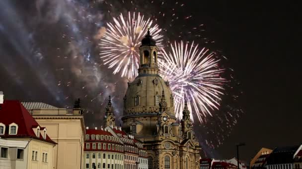 Dresda Frauenkirche (letteralmente Chiesa di Nostra Signora) e fuochi d'artificio festivi- è una chiesa luterana a Dresda, Germania — Video Stock
