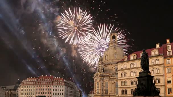 Dresda Frauenkirche (letteralmente Chiesa di Nostra Signora) e fuochi d'artificio festivi- è una chiesa luterana a Dresda, Germania — Video Stock