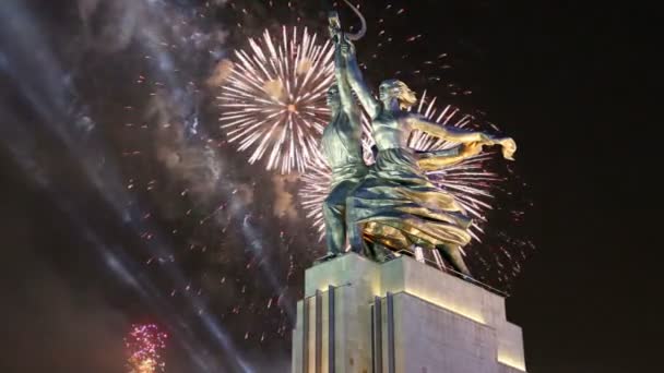 Famoso monumento sovietico Rabochiy i Kolkhoznitsa (lavoratore e Kolkhoz donna o lavoratore e contadino collettivo) dello scultore Vera Mukhina e fuochi d'artificio, Mosca, Russia. Realizzato nel 1937 — Video Stock