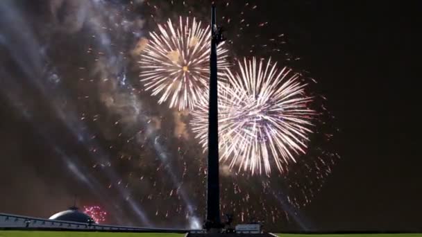 Monumento ai caduti nel Parco della Vittoria sulla collina Poklonnaya e fuochi d'artificio, Mosca, Russia. Il complesso commemorativo costruito in memoria di quelli che morirono durante la Grande guerra Patriottica — Video Stock