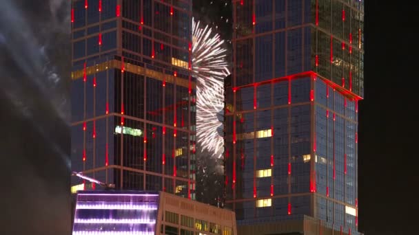 Wolkenkratzer des internationalen Geschäftszentrums (Stadt) und Feuerwerk, Moskau, Russland — Stockvideo