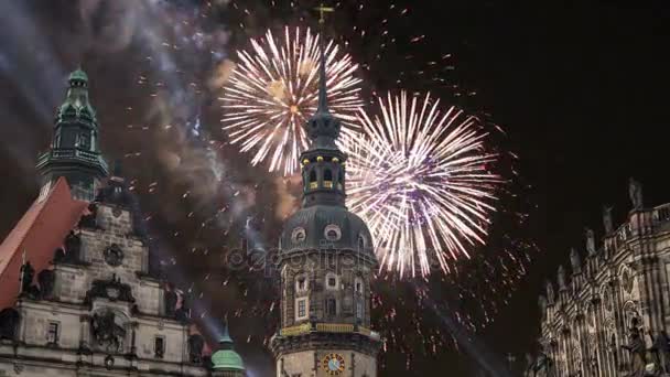 Hofkirche ou Catedral da Santíssima Trindade e fogos de artifício de férias - igreja barroca em Dresden, Sachsen, Alemanha — Vídeo de Stock