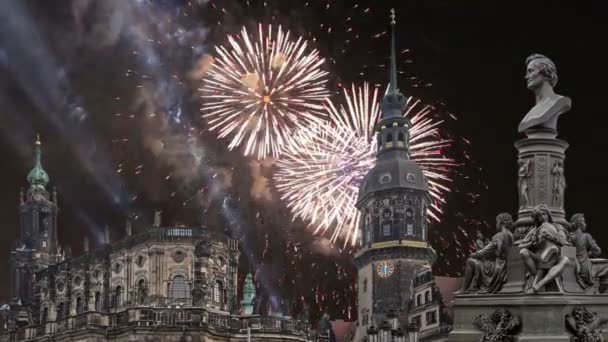 A terasz Bruhl, a Hofkirche vagy a Szentháromság székesegyház és a holiday tűzijáték - szobor barokk templom Drezdában, Sachsen, Németország — Stock videók