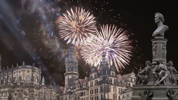 Escultura en la terraza Bruhl y Hofkirche o Catedral de la Santísima Trinidad y fuegos artificiales de vacaciones - iglesia barroca en Dresde, Sachsen, Alemania — Vídeos de Stock