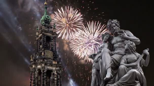 Escultura en la terraza Bruhl y Hofkirche o Catedral de la Santísima Trinidad y fuegos artificiales de vacaciones - iglesia barroca en Dresde, Sachsen, Alemania — Vídeos de Stock