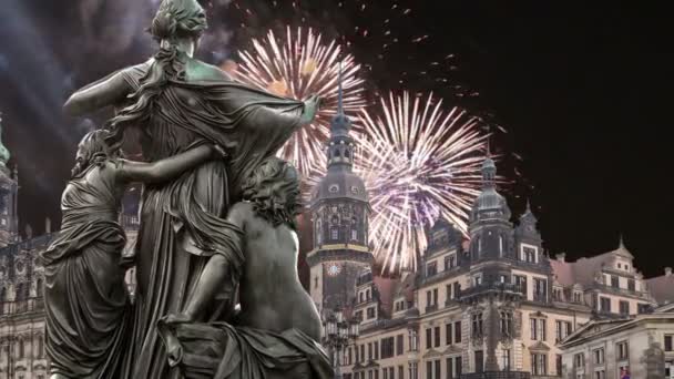 Escultura no Terraço Bruhl e Hofkirche ou Catedral da Santíssima Trindade e fogos de artifício de férias - igreja barroca em Dresden, Sachsen, Alemanha — Vídeo de Stock