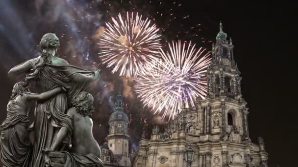 Escultura en la terraza Bruhl y Hofkirche o Catedral de la Santísima Trinidad y fuegos artificiales de vacaciones - iglesia barroca en Dresde, Sachsen, Alemania — Vídeos de Stock