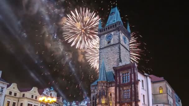 Oude stad stadhuis en vakantie vuurwerk in Praag, bekijken van Old Town Square, Tsjechië — Stockvideo